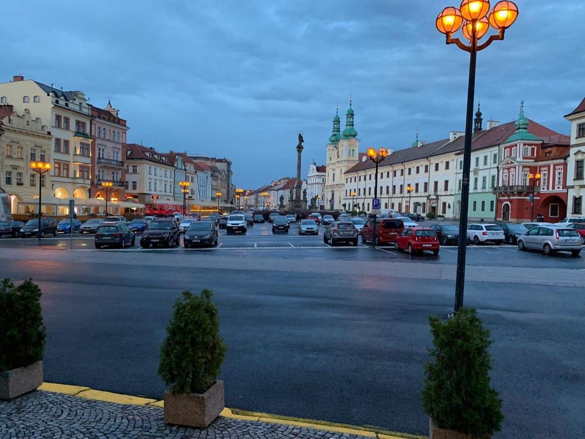 Byt 2+Kk Na Velkem Namesti Hradec Králové Exteriör bild